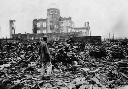 1945年8月6日 原爆ドームの前で立ちすくむ男。
