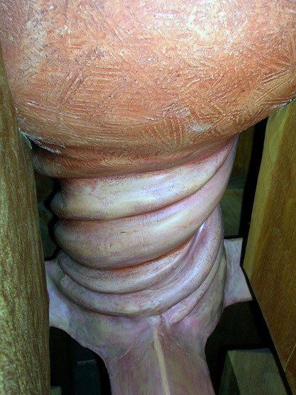 Mujer 2005, madera de magnolio y pino y cerámica 183X122X122 cm (detalle)