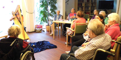 Märchenerzählerin und Harfenspielerin Michaela Brinkmeier, Sterntaler-Harfe, erzählt Märchen und spielt Harfe für Senioren in Gütersloh