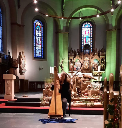 Michaela Brinkmeier Märchenerzählerin Harfenspielerin Auftritt kfd St. Lucia Kaunitz in Verl-Kaunitz, OWL (Ostwestfalen-Lippe, NRW)
