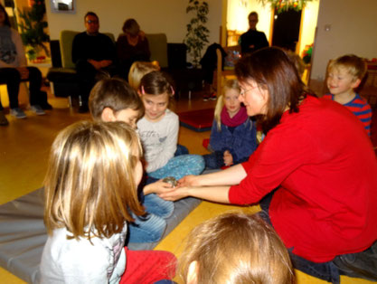 Märchen Harfe Michaela Brinkmeier Sterntaler-Harfe Märchenerzähler Harfenmusik Kindergarten Kreis Gütersloh, Rietberg, www.Sterntaler-Harfe.de Europäische Märchengesellschaft, Gebrüder Grimm, Schneewittchen