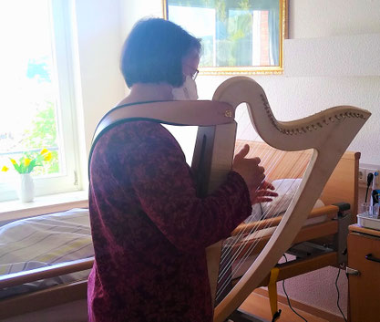 Therapieharfe Ernst-Barlach-Haus, Bielefeld, Harfentheraopeutin Michaela Brinkmeier (International Harp Therapy Program, IHTP)