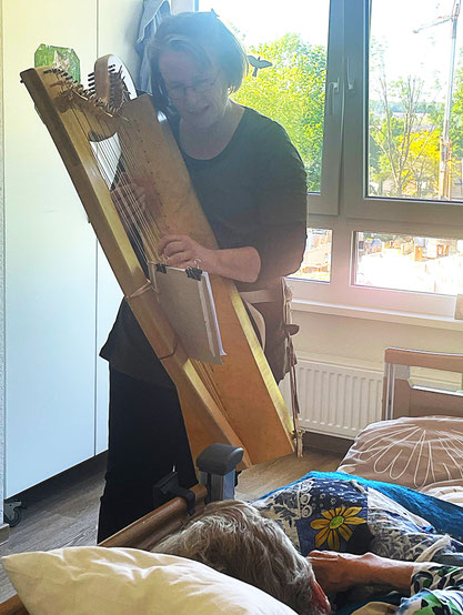 Therapieharfe in der "Pflegeoase", Pflegeeinrichtung Haus St. Marien, Belm, zertifizierte Harfentherapeutin Michaela Brinkmeier, Ausbildung und Zertifikat: International Harp Therapy Program (IHTIP)