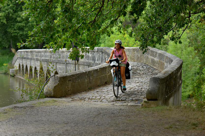 Option location de VTT, circuit, vélo électrique, berges du Canal, découverte, balade, détente, paysage, halage, pont canal, robine, aude