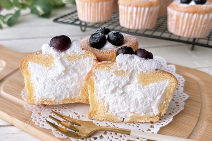 半分にカットされたカップケーキ。たっぷりの生クリームがのぞいている。。