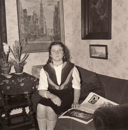 Bettina Heinen-Ayech im kleinen Salon des Schwarzen Hauses, 1952