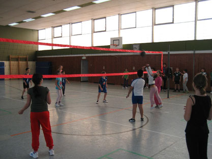 Gekonnt pritschen Mädchen die Volleyballblase ins Spiel