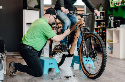 Eine Ergonomie Experte beim Bikefitting