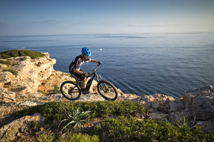 Den Urlaub genießen auf e-MTB Reisen in den Bergen und am Meer