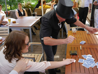 Hochzeitszauberer Stuttgart, Zauberer für Hochzeit in Stuttgart, Unterhaltung für Hochzeit, Hochzeitszaubershow in Stuttgart, stand-up, close-up Zaubershow in Stuttgart, zaubern beim Fotoshooting, zaubern zum Kaffee, Zaubern zum Dinner in Stuttgart, 