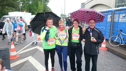 Bis zur letzten Minute: Erhard, Antje, Verena und Thomas unterm Regenschirm