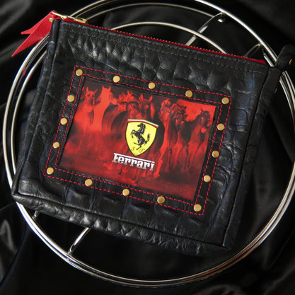 Clutch aus schwarzem Leder mit einem Kunstvollen Ferrari-Vinylbild
