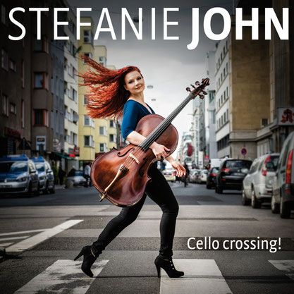 Das Albumcover von "Cello crossing!" zeigt eine rothaarige Cellistin, die über einen Zebrastreifen in Berlin läuft - Stefanie John by Bernd Brundert