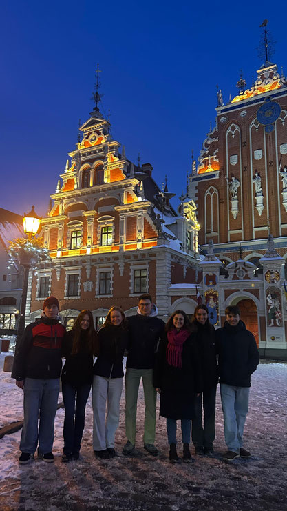 Mit den Riga-Praktikantinnen erkunden die Bergen-Freiwilligen die lettische Hauptstadt. (Foto: privat)