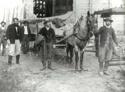 Dernier voyage de glace par l’ancien système de voiturage. Au centre Edgar Rochat de la Truite. Dassetto, grand maître charretier, peut être l’un des deux autres personnages