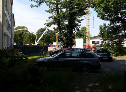 Blick vom Grundstück des Familienhauses zur ELKI Baustelle