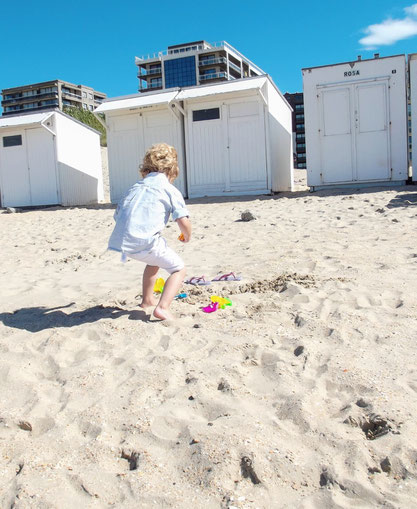 In französischer Kindermode am Strand. An der Côte de Opal und in Belgien ist dieser Stil normal