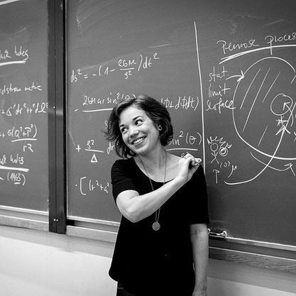 Magdalena Kersting in front of a blackboard
