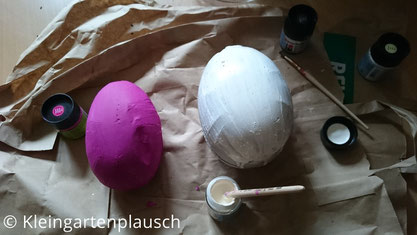 zwei Betoneier - eines in Pink und ein größeres in Weiß angemalt