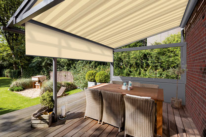 Schattiges Plätzchen dank Terrassendach in Kombination mit Markise. Mit einer senkrechten Verschattung kann der Rund-um-Schutz perfekt ergänzt werden. Foto: Solarlux