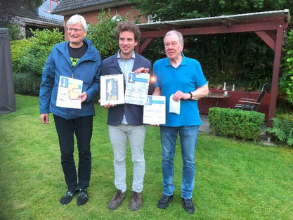 Die Turniersieger: 1. Platz (Mitte): Daniel Thieme (St. Pauli), 2. Platz (rechts): Volker Kröhnke, 3. Platz (links): Till Abich (Farmsen)