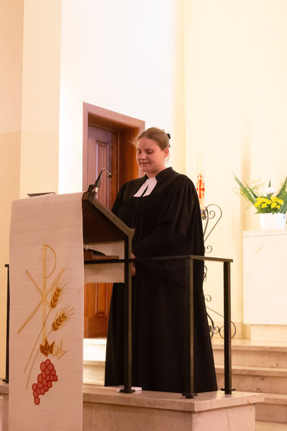 Pfarrerin Nora Steen beim Gottesdienst