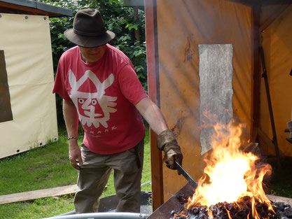 Auf dem Bild: Museumspädagoge Olaf Fabian-Knöpges hat ein heißes Eisen im Feuer