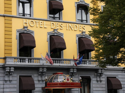 Das Hotel Des Indes mit einer knallgelben Fassade steht am Platz Lange Voorhout