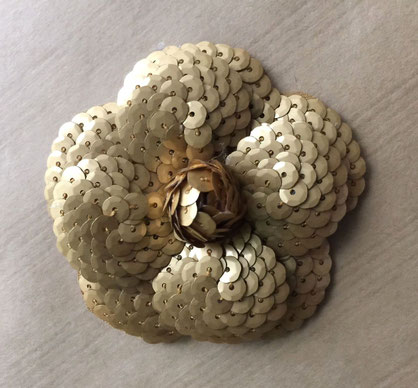 CHANEL - CAMELIA DORE SERVANT DE BROCHE