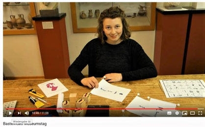 Basteln einer altägyptischen Schriftrolle mit Hieroglyphen mit Laura im Martin von Wagner Museum Würzburg