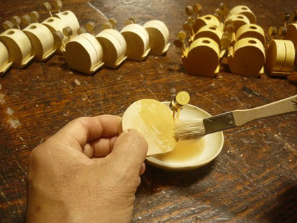 カタツムリの楊枝立てとはがき立てのオイル塗り中