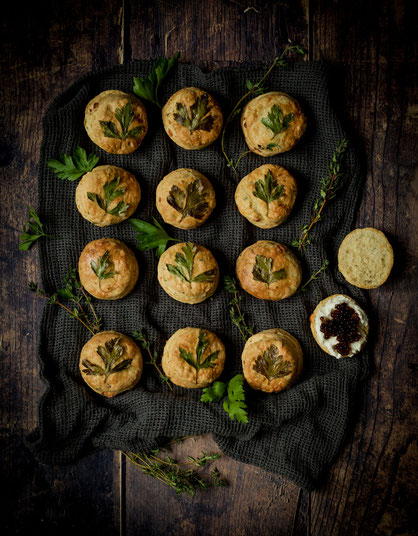 Scones, Kräuter-Scones, Teegebäck, Backen, herzhafte Scones, Feta Scones, Scones mit Buttermilch, salzige Scones, Kräuter, Fingerfood