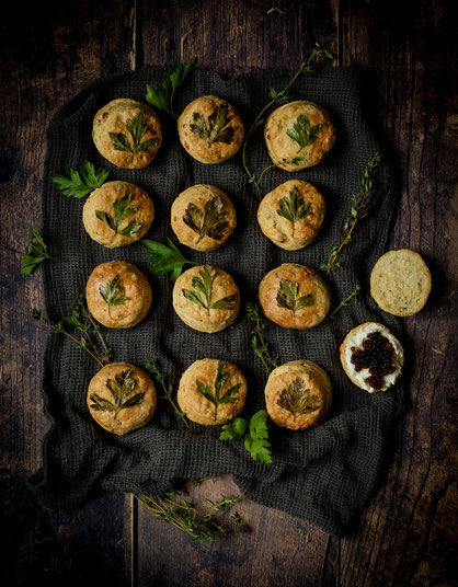 Scones, Kräuter-Scones, Teegebäck, Backen, herzhafte Scones, Feta Scones, Scones mit Buttermilch, salzige Scones, Kräuter, Fingerfood