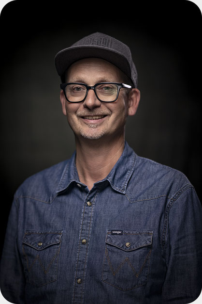 Professionelle Fotografie macht den Unterschied. Ich bin Sebastian Weidenbach, Fotograf in München. Mein Schwerpunkt liegt auf Produktfotografie München, Businessportraits München und Immobilienfotografie München. Dazu begleite ich Unternehmen mit Messefo