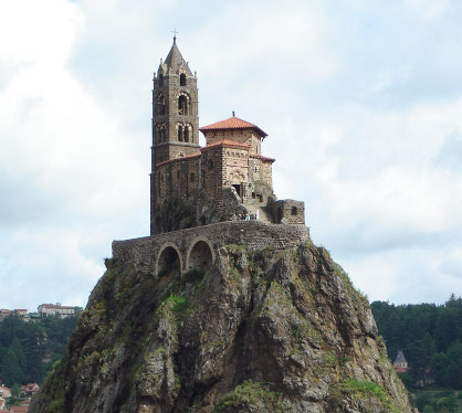 LE PUY EN VELAY  (Rocher Saint-Michel d'Aiguilhe - cliché Internet)