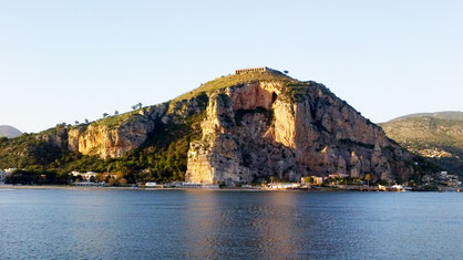Rocher de Terracina (Monte Pisco) sur la côte thyrrhénienne, d'où St Césaire aurait pu être précipité