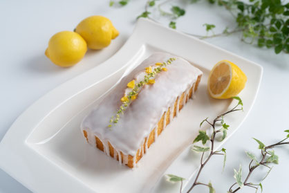 レモンのパウンドケーキと半分にカットされたレモン。