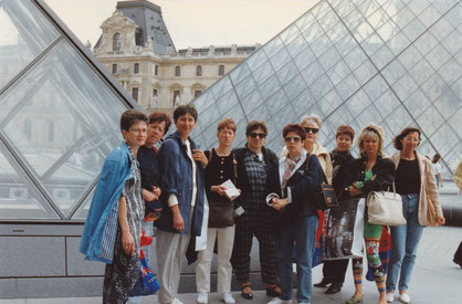 à Paris devant la Pyramide du Louvre 1996