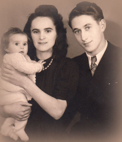 Birgitta, 1947, mit den Eltern Mathilde und Heinz Lindermann