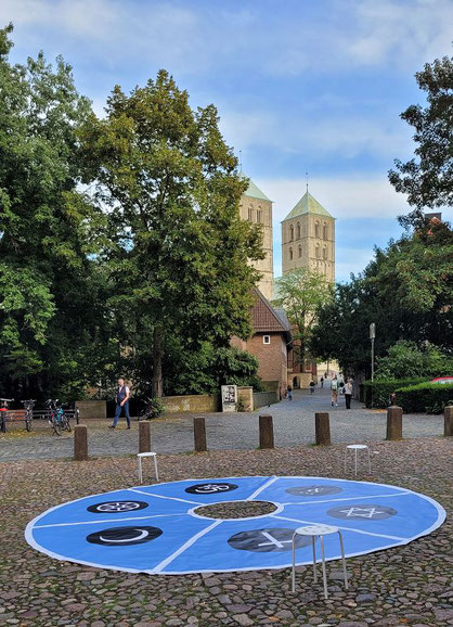 Bodengrafik vor der Überwasserkirche in Münster Rad der Religionen