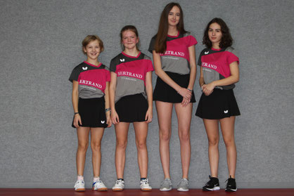 Frieda Strugholz, Nina Hansel, Vanessa Karbstein und Laura Lenze belegen derzeit in der Mädchen-Bezirksliga den 1. Platz und wollen diesen über die Rückserie verteidigen Foto: Laame