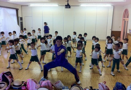 幼稚園生に長拳普及活動をしています。