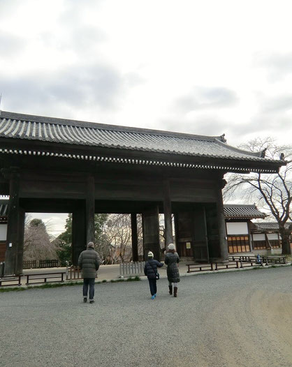 １月５日（2014）　東郷寺の山門（府中市）：黒澤明監督「羅生門」のモデルになったといわれる巨大な山門。東京都選定歴史的建造物