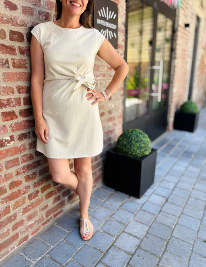 VETEMENT FEMME ROBE BEIGE AVEC LANIÈRE À NOUER