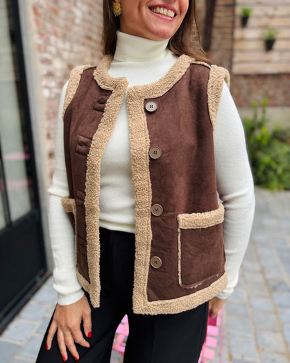 VETEMENT FEMME VESTE SANS MANCHES REVERSIBLE CHOCOLAT BOUCLETTES IN APRIL 1986