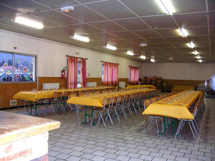Présentation de la salle avec tables installées pour environ 60 personnes.