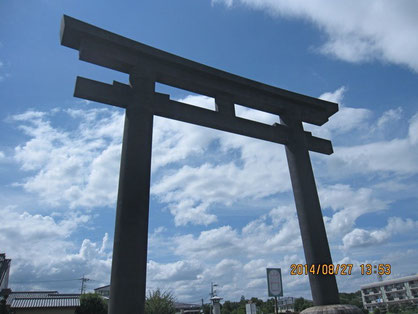 　　桜井市三輪の「大神神社」は巨大な鳥居が待ち受けていた。