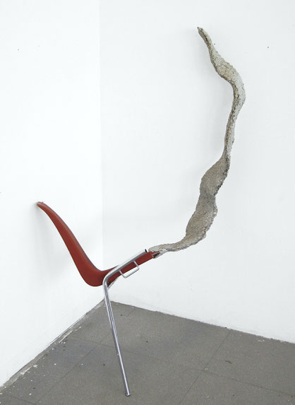 Sans titre, 2006. Morceau de chaise, papier mâché. 145 x 80 x 50 cm. © Martin Aullas