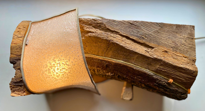 Luminaire sur morceau de chêne avec Plexiglas pour une ambiance chaleureuse. Création unique par Isabelle Lachat Créations à proximité d'Annecy