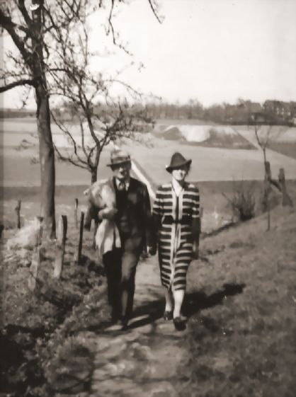 Historisches Foto: Hanns und Erna Heinen kurz nach dem Erwerb des „Schwarzen Hauses“ im Jahre 1932. Im Hintergrund – auf der anderen Talseite - die Abraumhalde der Bleimine und das „Schwarze Haus“